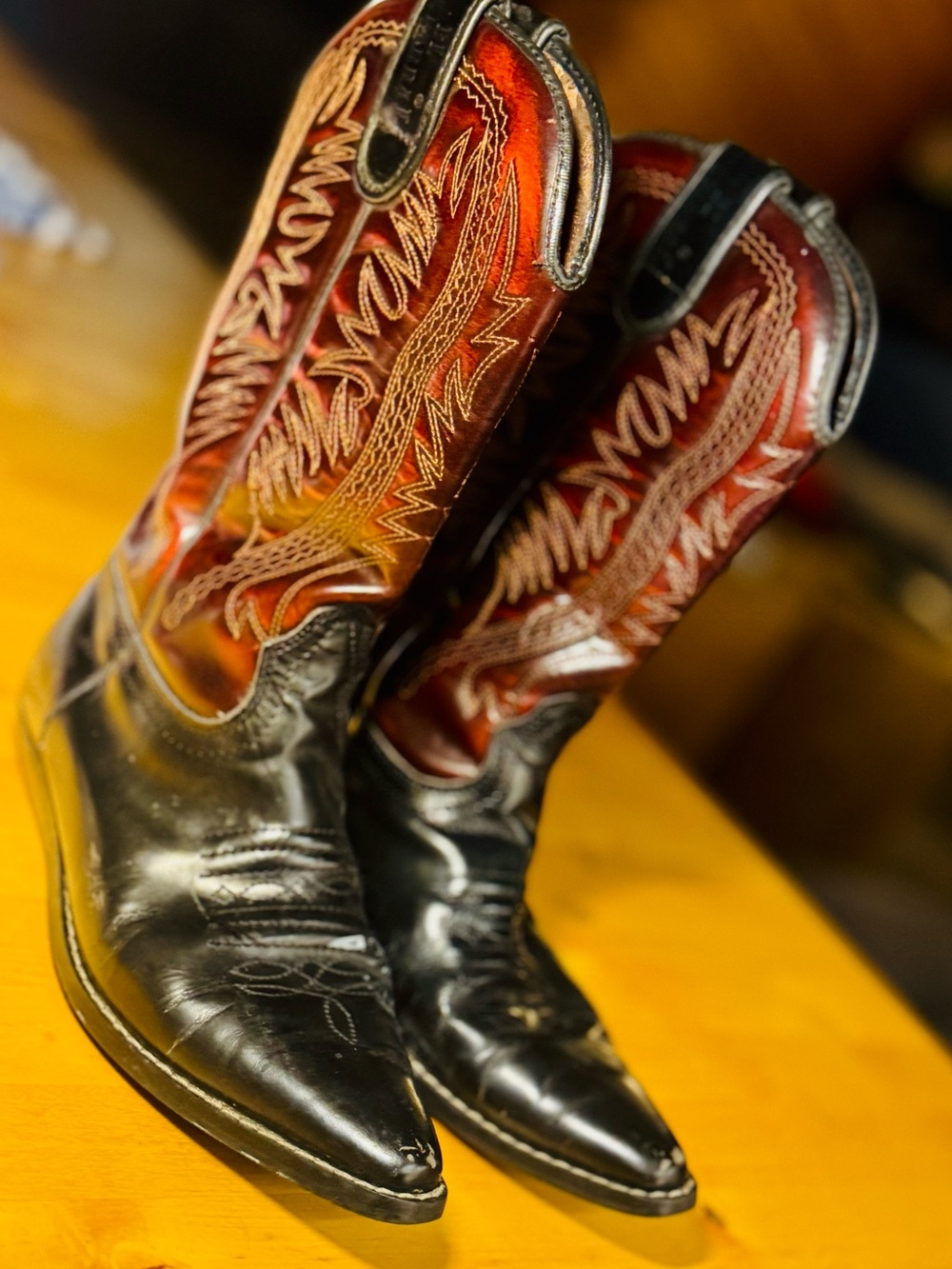 Vintage women's Black & Red Western Cowboy Boots SZ 7